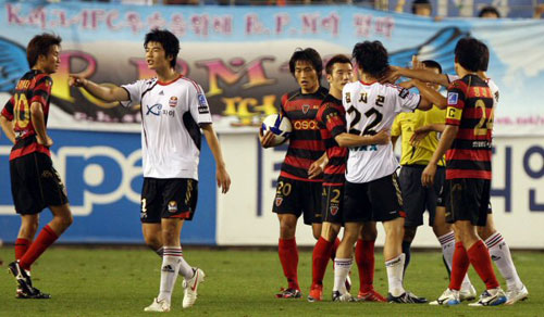 26일 경북 포항 스틸야드에서 열린 프로축구 리그 컵대회인 2009 피스컵코리아 4강 2차전 포항-서울 경기에서 서울의 김치곤 선수가 심판의 판정에 강력하게 항의하고 있다. 