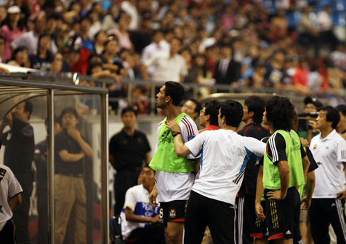 26일 경북 포항 스틸야드에서 열린 프로축구 리그 컵대회인 2009 피스컵코리아 4강 2차전 포항-서울 경기에서 서울 선수들이 일부 관중들과 실랑이를 벌이고 있다. 일부 관중들은 서울 선수들이 심판의 판정에 강하게 항의하자 오물을 경기장에 투척했다. 