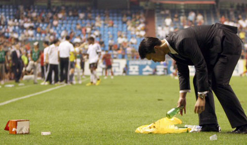  26일 경북 포항 스틸야드에서 열린 프로축구 리그 컵대회인 2009 피스컵코리아 4강 2차전 포항-서울 경기에서 한 안전 요원이 경기장에 던져진 병과 쓰레기를 줍고 있다. 일부 관중들은 서울 선수들이 퇴장에 강력하게 항의하자 오물을 경기장에 투척했다. 