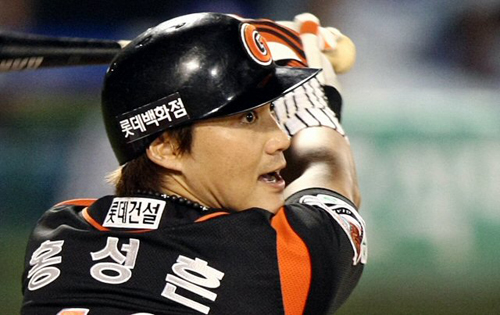  27일 대구시민운동장에서 열린 프로야구 삼성 라이온즈-롯데 자이언츠전에서 4회초 2사 1, 3루의 찬스에서 롯데 홍성흔이 1타점 2루타를 터트리고 있다. 