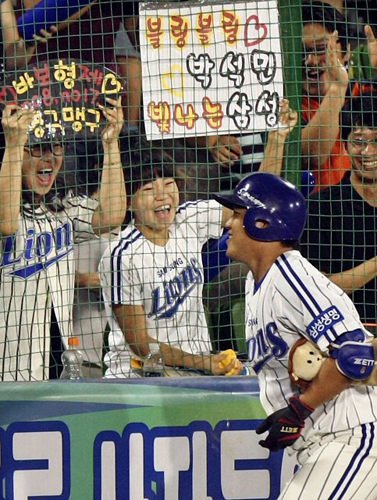 27일 대구시민운동장에서 열린 프로야구 삼성 라이온즈-롯데 자이언츠전에서 5회초 1사 후 삼성 박석민이 채상병에 이은 백투백 홈런을 터트리고 홈인한 뒤 자신을 응원하는 팬에게 팔뚝보호대를 건네주고 있다. 박석민은 전날 경기에서도 홈런 두방을 터트렸다. 