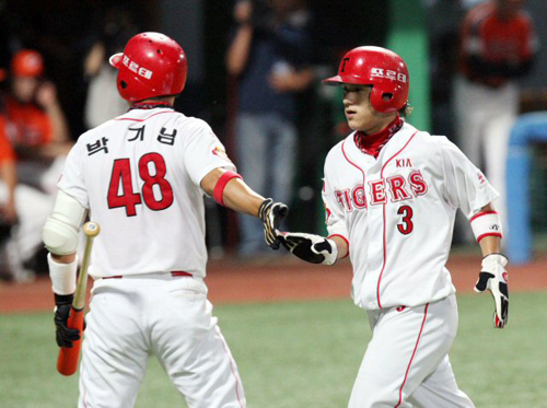 27일 광주 무등경기장에서 열린 2009 프로야구 기아 타이거즈와 한화 이글스의 경기에서 9회말 1사 기아 2루주자 김선빈이 3번 장성호의 안타로 홈인하고 있다. 한화 7-1 리드. 