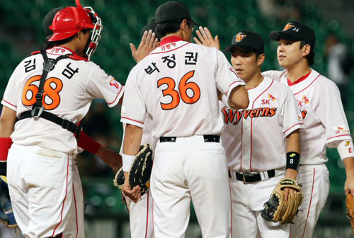 27일 인천 문학구장에서 열린 프로야구 SK 와이번스-두산 베어스의 경기에서 7대 2로 승리한 SK 선수들이 마운드에 모여 기쁨을 나누고 있다. 