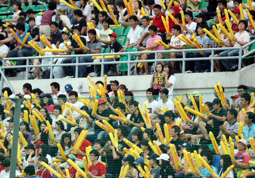 27일 광주 무등경기장에서 열린 2009 프로야구 기아 타이거즈와 한화 이글스의 경기에 많은 관중이 들어와 응원을 펼치고 있다. 