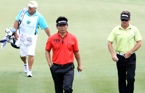 27일(현지시간) 미국 뉴저지주 저지시티의 리버티 내셔널 골프장에서 열린 미국프로골프(PGA) 투어 플레이오프 바클레이스 1라운드 경기에 참가한 양용은(37.테일러메이트)이 마지막 홀의 경기를 마친 뒤 걸어나오고 있다. 