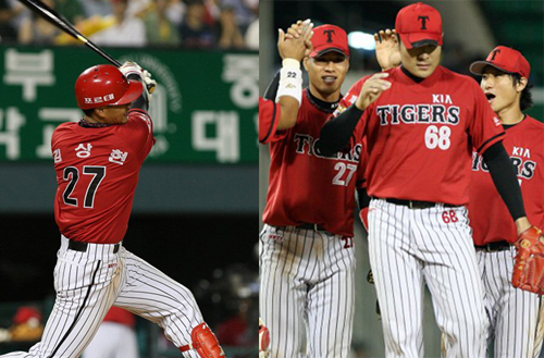 28일 오후 서울 잠실경기장에서 열린 2009 프로야구 두산과 KIA의 경기 8회초 2사 주자1루 상황에서 타석에 들어선 KIA 김상현이 30호 홈런을 치고 있다.(왼쪽) KIA가 13:7로 승리한 후 선수들이 기뻐하고 있다.(오른쪽) 