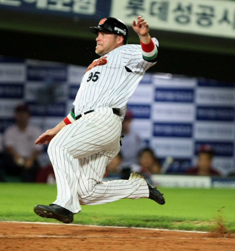 28일 부산 사직야구장에서 열린 프로야구 롯데와 히어로즈의 경기. 5회말 2사 1,3루 롯데 박종윤 타석 때 3루에 있던 가르시아가 폭투로 홈으로 파고 들고 있다. 
