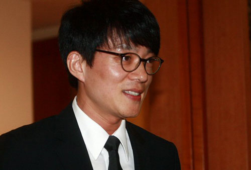 2일 오전 배우 故 장진영의 빈소가 마련된 풍납동 현대아산병원에 배우 이범수가 조문을 마친 후 빈소를 나서고 있다. 