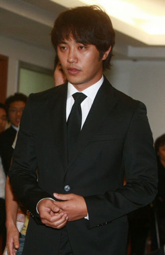 1일 오후 배우 故 장진영의 빈소가 마련된 풍납동 현대아산병원에 배우 진구가 조문을 위해 들어서고 있다. 