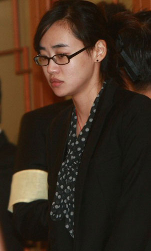 1일 오후 배우 故 장진영의 빈소가 마련된 풍납동 현대아산병원에 배우 강래연이 조문을 위해 들어서고 있다. 