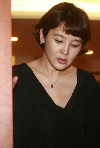 1일 오후 배우 故 장진영의 빈소가 마련된 풍납동 현대아산병원에 배우 이승연이 조문을 마친 후 빈소를 나서고 있다. 