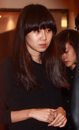 1일 오후 배우 故 장진영의 빈소가 마련된 풍납동 현대아산병원에 배우 공효진(앞)과 임수정이 조문을 마친 후 빈소를 나서고 있다. 