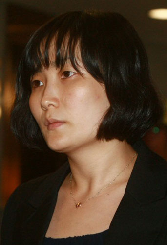 2일 오전 배우 故 장진영의 빈소가 마련된 풍납동 현대아산병원에 방송인 박경림이 조문을 위해 들어서고 있다. 