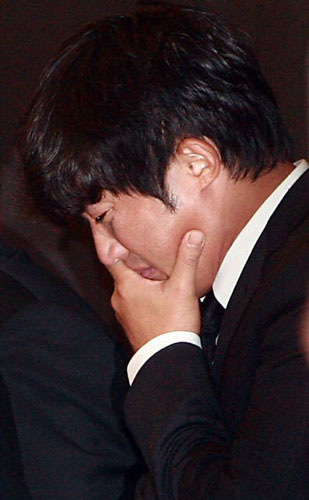 2일 오전 배우 故 장진영의 빈소가 마련된 풍납동 현대아산병원에 배우 안재욱이 고인을 넋을 위로하고 있다. 