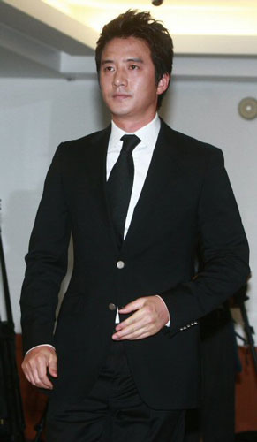 2일 오전 배우 故 장진영의 빈소가 마련된 풍납동 현대아산병원에 배우 정준호가 조문을 위해 들어서고 있다. 