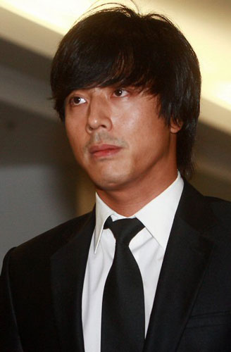 2일 오전 배우 故 장진영의 빈소가 마련된 풍납동 현대아산병원에 배우 한재석이 조문을 위해 들어서고 있다. 