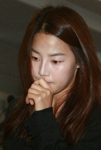 2일 오전 배우 故 장진영의 빈소가 마련된 풍납동 현대아산병원에 배우 한지혜가 조문을 위해 들어서고 있다. 
 