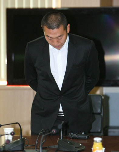 또다시 음주 물의를 빚은 정수근이 3일 오후 강남구 도곡동 야구회관에서 열린 한국야구위원회 상벌위원회에 참석해 고개 숙여 인사를 하고 있다. 