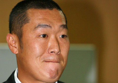 또다시 음주 물의를 빚은 정수근이 3일 오후 강남구 도곡동 야구회관에서 열린 한국야구위원회 상벌위원회에 참석해 굳은 표정을 짓고 있다. 