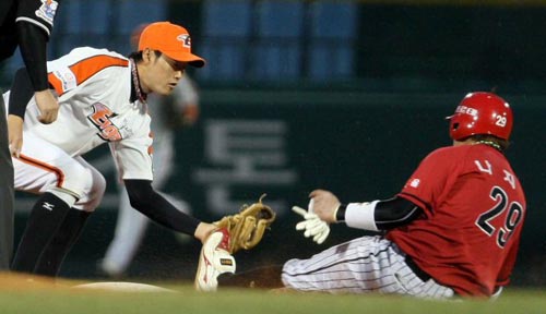 11일 대전 한밭야구장에서 열린 2009 프로야구 한화 이글스-기아 타이거즈 경기, 기아 나지완(오른쪽)이 2루 도루를 시도하다 태그 아웃 당하고 있다. 