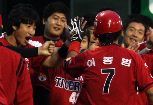 11일 대전 한밭야구장에서 열린 2009 프로야구 한화 이글스-기아 타이거즈 경기, 기아 이종범이 1회초 1점 홈런을 친 후 팀 동료들과 함께 하이파이브를 하고 있다. 