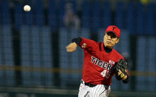 11일 대전 한밭야구장에서 열린 2009 프로야구 한화 이글스-기아 타이거즈 경기,  기아 선발 투수 이대진이 역투하고 있다. 
