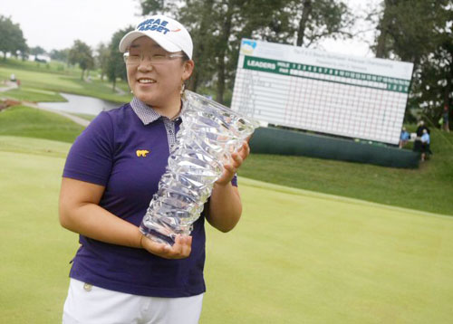 14일(한국시간) 미국 아칸소주 로저스의  피너클골프장에서 열린 LPGA 투어 P&G뷰티 NW아칸소챔피언십 마지막 날 경기에서 7타 차를 줄이며 극적인 시즌 3승을 차지한 신지애가 우승 트로피를 들어 보이고 있다.

 