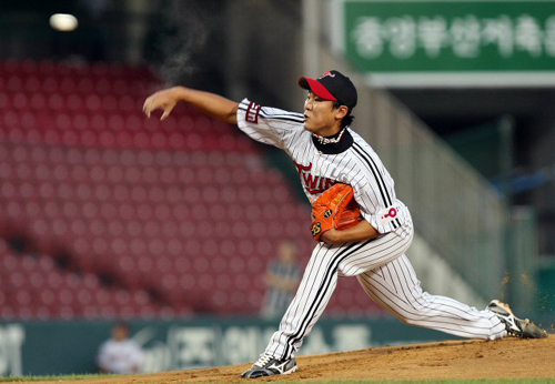 15일 오후 서울 잠실경기장에서 열린 2009 프로야구 LG와 SK의 경기 1회초 LG의 선발투수 김광수가 역투하고 있다. 