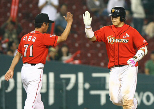 15일 오후 서울 잠실경기장에서 열린 2009 프로야구 LG와 SK의 경기 8회초 2사 상황에서 타석에 들어선 SK 정상호가 솔로홈런을 친 후 그라운드를 돌고 있다. 
 