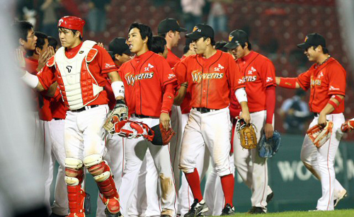 15일 오후 서울 잠실경기장에서 열린 2009 프로야구 LG와 SK의 경기에서 SK가 8:5로 승리하며 13연승을 이어간 가운데 SK 선수들이 기뻐하고 있다.
 