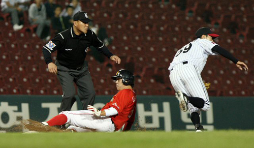 15일 오후 서울 잠실경기장에서 열린 2009 프로야구 LG와 SK의 경기 2회초 1사 주자 1루 상황에서 SK 정상호의 타석 때 나주환이 3루 진루에 성공하고 있다. 
