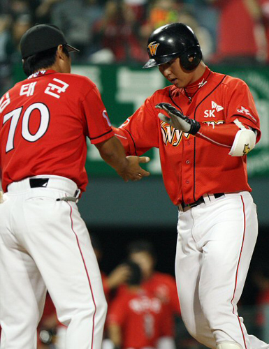 15일 오후 서울 잠실경기장에서 열린 2009 프로야구 LG와 SK의 경기 3회초 무사 상황에서 타석에 들어선 SK 최정이 솔로홈런을 친 후 동료들의 축하를 받고 있다. 
