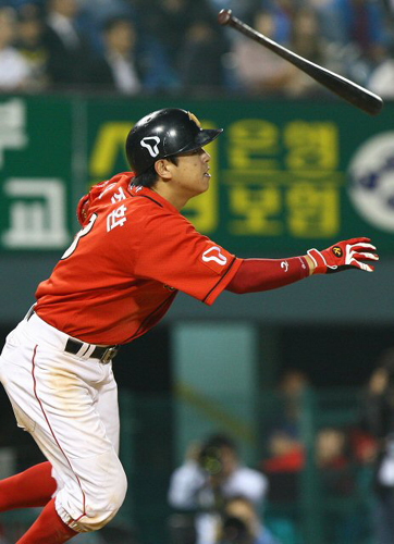 15일 오후 서울 잠실경기장에서 열린 2009 프로야구 LG와 SK의 경기 8회초 1사 상황에서 타석에 들어선 SK 나주환이 타구를 바라보고 있다. 타격이후 나주환은 3루 진루까지 시도했으나 3루에서 아웃됐다. 