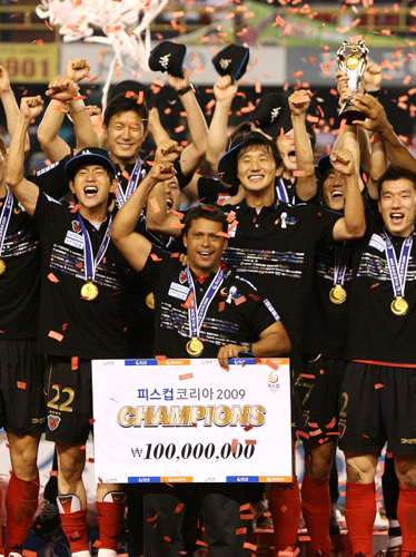 16일 저녁 포항 스틸야드 경기장에서 열린 2009 피스컵 코리아 결승전 포항 스틸러스와 부산 아이파크의 경기에서 포항이 5:1로 대승 후 선수들이 파리아스 감독과 함께 기뻐하고 있다. 