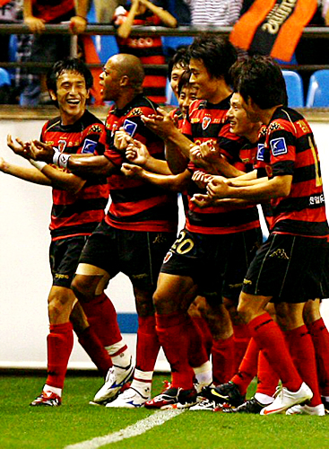 16일 저녁 포항 스틸야드 경기장에서 열린 2009 피스컵 코리아 결승전 포항 스틸러스와 부산 아이파크의 경기에서 포항 데닐손이 두번째 골을 넣은 후 동료들과 기뻐하고 있다. 