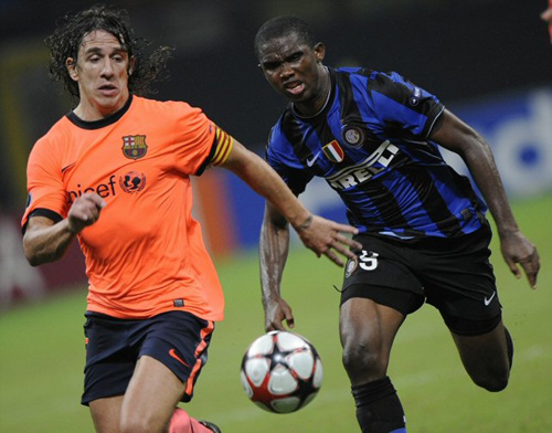 16일(현지 시각) 쥐세페 메아짜에서 열린 2009~2010 유럽축구연맹(UEFA) 챔피언스리그 F조 1차전 인터밀란 대 바르셀로나의 경기에서 친정팀 바르셀로나를 상대로 에토가 경기를 펼치고 있다. 이날 경기에서 양팀은 득점 없이 무승부를 기록했다. 