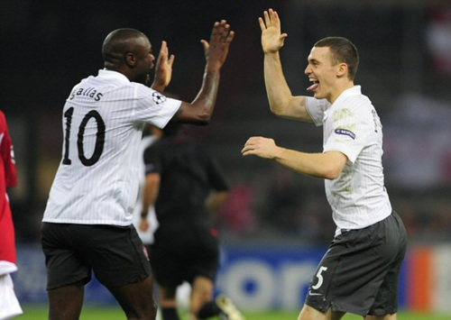 16일(현지 시각) 마우리체 듀프라스네 스타디움에서 열린 2009~2010 유럽축구연맹(UEFA) 챔피언스리그 E조 1차전 스탕다르 리에쥬 대 아스널의 경기에서 토마스 베르마엘렌(아스널, 오른쪽)이 동점골을 터트린 후 팀 동료 윌리암 갈라스와 기쁨을 나누고 있다. 이날 경기에서 아스널이 3 대 2 대역전승을 거뒀다. 