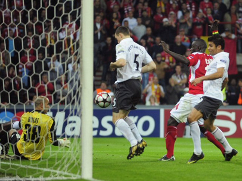16일(현지 시각) 마우리체 듀프라스네 스타디움에서 열린 2009~2010 유럽축구연맹(UEFA) 챔피언스리그 E조 1차전 스탕다르 리에쥬 대 아스널의 경기에서 토마스 베르마엘렌(아스널)이 자신에게 날아온 공을 슛으로 연결하고 있다. 이날 경기에서 아스널이 3 대 2 대역전승을 거뒀다. 