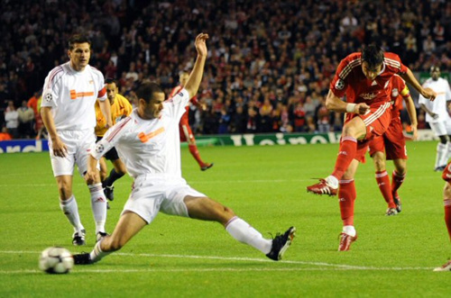 16일(현지 시각) 안 필드서 열린 2009~2010 유럽축구연맹(UEFA) 챔피언스리그 E조 1차전 데브레첸(헝가리) 대 리버풀(잉글랜드)의 경기에서 미드필더 알베르트 리에라(리버풀, 오른쪽)이 슛팅을 날리고 있다. 이날 경기에서 리버풀이 1 대 0으로 승리를 거뒀다. 