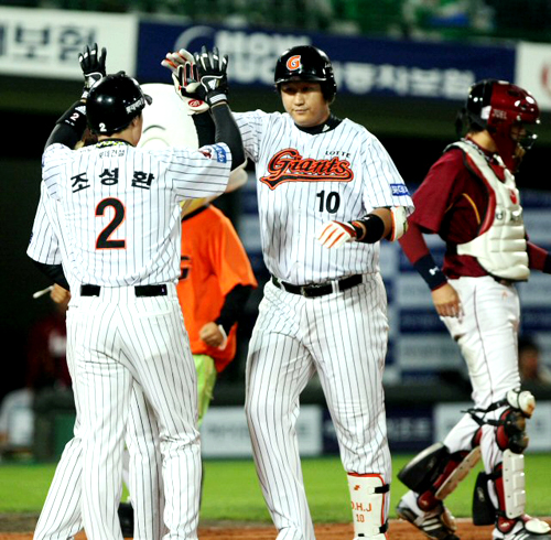 17일 부산 사직야구장에서 열린 프로야구 롯데와 히어로즈의 경기. 3회말 1사 1,2루에서 롯데 이대호가 3점 홈런을 때린 뒤 동료들과 하이파이브하고 있다. 