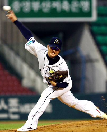 17일 오후 잠실경기장에서 열린 2009 프로야구 두산과 한화의 경기 1회초 두산 선발투수 이재우가 역투하고 있다. 