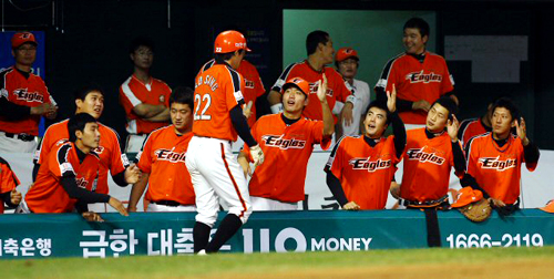17일 오후 잠실경기장에서 열린 2009 프로야구 두산과 한화의 경기 1회초 1사 주자 2,3루 상황에서 한화 이영우의 적시타로 홈을 밟은 이여상이 동료들의 축하를 받고 있다.
 