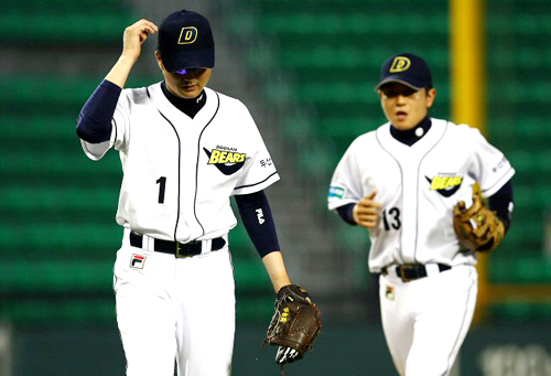 17일 오후 잠실경기장에서 열린 2009 프로야구 두산과 한화의 경기에서 1회초 두산 선발투수 이재우가 2실점 후 마운드를 내려오고 있다.
 