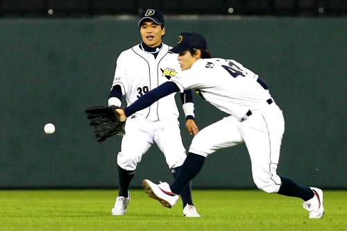 17일 오후 잠실경기장에서 열린 2009 프로야구 두산과 한화의 경기 3회초 무사 주자2,3루 상황에서 타석에 들어선 한화 오선진의 타구를 두산 이종욱과 민병헌이 놓친 후 허탈해 하고 있다. 