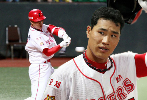 18일 광주 무등경기장에서 열린 2009 프로야구 기아 타이거즈와 LG 트윈스의 경기에서 3회말 1사 2루 기아 5번 김상현이 2점 홈런을 때렸다. 기아 4-1 리드.

<br>18일 광주 무등경기장에서 열린 2009 프로야구 기아 타이거즈와 LG 트윈스의 경기에서 3회말 1사 2루 기아 5번 김상현이 2점 홈런을 때리고 관중들에게 인사하고 있다. 기아 4-1 리드. 