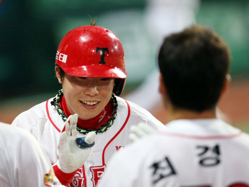 18일 광주 무등경기장에서 열린 2009 프로야구 기아 타이거즈와 LG 트윈스의 경기에서 1회말 1사 1루 기아 3번 나지완이 2점 홈런을 때리고 동료들과 좋아하고 있다. 기아 2-1 리드. 