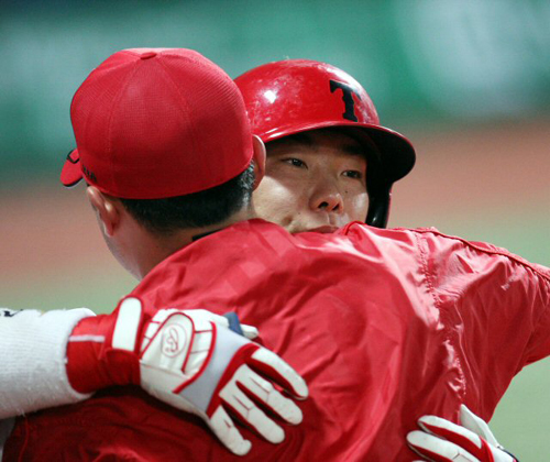 18일 광주 무등경기장에서 열린 2009 프로야구 기아 타이거즈와 LG 트윈스의 경기에서 1회말 1사 1루 기아 3번 나지완이 2점 홈런을 때리고 서재응과 좋아하고 있다. 기아 2-1 리드. 