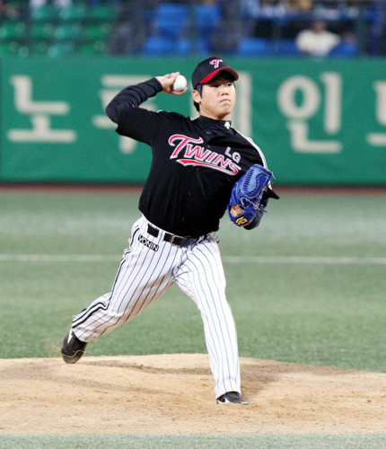 18일 광주 무등경기장에서 열린 2009 프로야구 기아 타이거즈와 LG 트윈스의 경기에서 LG 선발투수 한희가 역투하고 있다. 