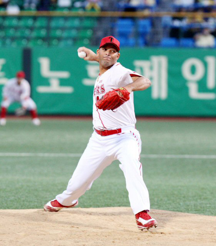  18일 광주 무등경기장에서 열린 2009 프로야구 기아 타이거즈와 LG 트윈스의 경기에서 기아 선발투수 로페즈가 역투하고 있다. 