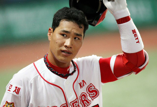 18일 광주 무등경기장에서 열린 2009 프로야구 기아 타이거즈와 LG 트윈스의 경기에서 3회말 1사 2루 기아 5번 김상현이 2점 홈런을 때리고 관중들에게 인사하고 있다. 기아 4-1 리드. 